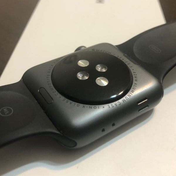 عکس دست دوم اپل واچ سری 3 بدنه خاکستری و بند مشکی 42 میلیمتر، عکس Used Apple Watch Series 3 Black 42 mm