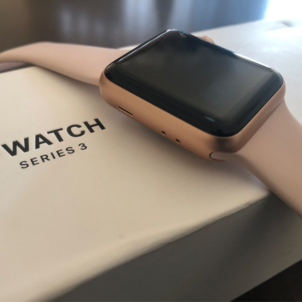 عکس دست دوم Used Apple Watch Series 3 Gold 38 mm، عکس دست دوم اپل واچ سری 3 بدنه طلایی و بند صورتی 38 میلیمتر