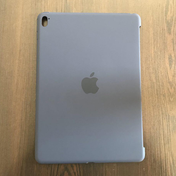 عکس دست دوم سیلیکون کیس آیپد پرو 9.7 اینچ سورمه ای - اورجینال اپل، عکس Used Silicone Case for iPad Pro 9.7 inch Midnight Blue -Apple Original