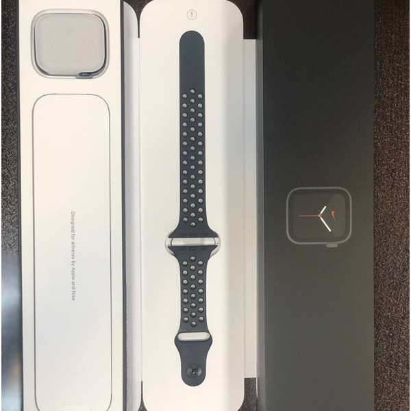 آلبوم دست دوم اپل واچ سری 6 خاکستری با بند مشکی 44 میلیمتر، آلبوم Used Apple Watch Series 6 Gray Aluminum Case Black Nike Sport Band 44mm
